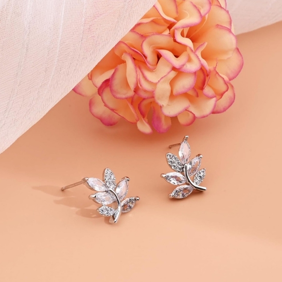 925 Sterling silver leaf earring studs - Picture 3 of 4